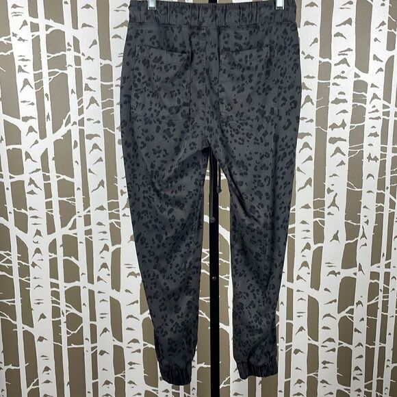 Anthropologie Cloth & Stone Leopard Print Chino Jogger Pants XS Gray, Black - Picture 2 of 11